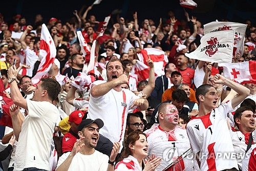 튀르키예가 어수선한 분위기 속에서 시작한 조지아와의 경기에서 두 번의 원더골로 상대를 제압했다. 튀르키예는 19일(한국시간) 조지아와의 유럽축구연맹(UEFA) 2024 유럽축구선수권대회(유로2024) 조별리그 F조 1차전에서 조지아를 상대로 3-1 승리를 거뒀다. 이날 메르트 뮐뒤르와 아르다 귈러가 연달아 원더골을 터트리며 튀르키예를 승리로 이끌었다. 한편 경기 전 튀르키예와 조지아 팬들이 충돌해 폭력 사태가 발발하기도 했다. 사진 연합뉴스