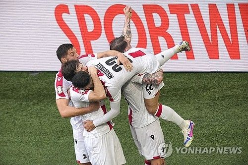 튀르키예가 어수선한 분위기 속에서 시작한 조지아와의 경기에서 두 번의 원더골로 상대를 제압했다. 튀르키예는 19일(한국시간) 조지아와의 유럽축구연맹(UEFA) 2024 유럽축구선수권대회(유로2024) 조별리그 F조 1차전에서 조지아를 상대로 3-1 승리를 거뒀다. 이날 메르트 뮐뒤르와 아르다 귈러가 연달아 원더골을 터트리며 튀르키예를 승리로 이끌었다. 한편 경기 전 튀르키예와 조지아 팬들이 충돌해 폭력 사태가 발발하기도 했다. 사진 연합뉴스