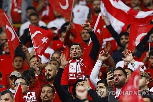 튀르키예가 어수선한 분위기 속에서 시작한 조지아와의 경기에서 두 번의 원더골로 상대를 제압했다. 튀르키예는 19일(한국시간) 조지아와의 유럽축구연맹(UEFA) 2024 유럽축구선수권대회(유로2024) 조별리그 F조 1차전에서 조지아를 상대로 3-1 승리를 거뒀다. 이날 메르트 뮐뒤르와 아르다 귈러가 연달아 원더골을 터트리며 튀르키예를 승리로 이끌었다. 한편 경기 전 튀르키예와 조지아 팬들이 충돌해 폭력 사태가 발발하기도 했다. 사진 연합뉴스