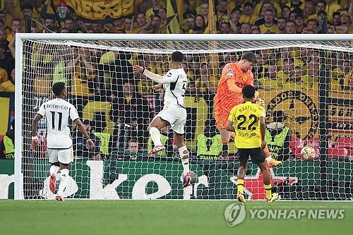 보루시아 도르트문트는 2일 영국 런던에 위치한 웸블리 스타디움에서 열린 레알 마드리드와의 UEFA 챔피언스리그 결승전에서 다니 카르발하과 비니시우스 주니오르에게 실점해 0 대 2로 패했다. 이번 시즌을 끝으로 도르트문트를 떠나는 마르코 로이스는 이날 후반전 교체로 들어왔지만 팀의 패배를 막지 못했다. 지난 2012년부터 도르트문트에서만 뛰어난 레전드 로이스는 16번째 준우승을 맛봤을 뿐만 아니라 자신의 마지막 도르트문트 경기에서 트로피를 들어 올리는데 실패했다. 연합뉴스