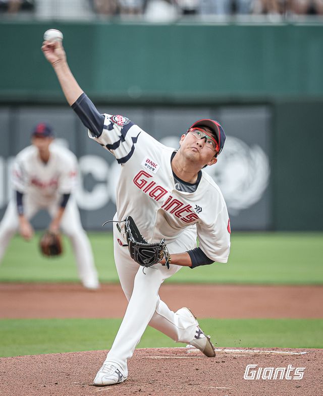 박세웅은 2일 사직구장에서 열린 '2024 신한 SOL Bank KBO 리그' NC와 주말 3연전 마지막 경기에서 선발 등판. 4⅔이닝 4실점으로 일찌감치 마운드를 내려왔다. 롯데 자이언츠
