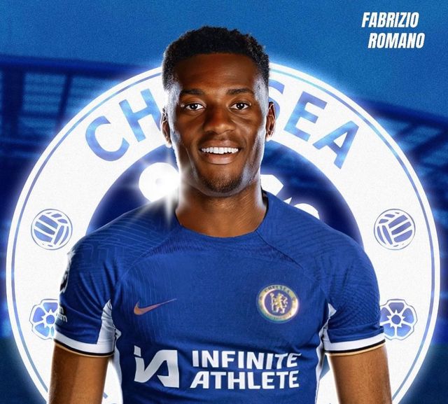 토트넘 홋스퍼가 프리미어리그 FA 대어 경쟁에서 첼시에게 패했다. 풀럼 센터백 토신 아다라비오요가 다음 시즌부터 첼시 유니폼을 입을 예정이다. 유럽 축구 전문기자 파브리치오 로마노에 따르면 토신은 첼시와 구두합의를 맺은 후 다음주 계약서에 서명할 것으로 보인다. 다음 시즌 토트넘이 유럽축구연맹 유로파리그에 나가는 반면, 첼시는 한 단계 낮은 유로파 콘퍼런스리그에 참가하지만 토신은 첼시의 프로젝트에 더 이끌린 것으로 알려졌다. SNS