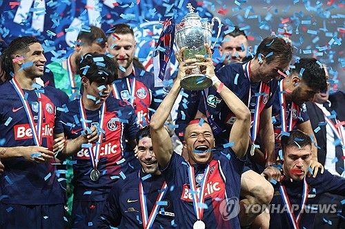 유럽 축구 전문 기자 벤 제이콥스는 3일(한국시간) 자신의 사회관계망서비스(SNS) X(구 트위터)를 통해 음바페가 레알 마드리드 입단을 앞두고 있으며 5년 계약을 할 예정이라고 전했다. 주급 수준은 비니시우스 주니오르, 주드 벨링엄과 비슷하지만, 다른 방법으로 음바페에게 높은 주급을 제공할 예정이다. 이번 시즌 유럽축구연맹 챔피언스리그를 제패한 레알 마드리드는 세계 최고의 크랙형 공격수 음바페를 품으면서 맨체스터 시티와 지구촌 양강 구도를 확실히 구축하게 됐다. 음바페는 지난 2009년 크리스티아누 호날두를 능가하는 입단식을 치를 예정이다. 연합뉴스