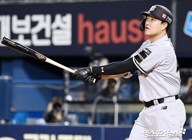 29일 오후 서울 송파구 잠실야구장에서 열린 2024 신한 SOL Bank KBO리그 KT 위즈와 두산 베어스의 경기, 8회초 KT 오재일이 파울 타구를 날리고 있다. 엑스포츠뉴스 DB