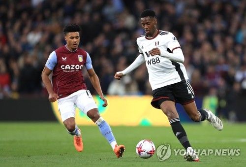 토트넘 홋스퍼가 프리미어리그 FA 대어 경쟁에서 첼시에게 패했다. 풀럼 센터백 토신 아다라비오요가 다음 시즌부터 첼시 유니폼을 입을 예정이다. 유럽 축구 전문기자 파브리치오 로마노에 따르면 토신은 첼시와 구두합의를 맺은 후 다음주 계약서에 서명할 것으로 보인다. 다음 시즌 토트넘이 유럽축구연맹 유로파리그에 나가는 반면, 첼시는 한 단계 낮은 유로파 콘퍼런스리그에 참가하지만 토신은 첼시의 프로젝트에 더 이끌린 것으로 알려졌다. 연합뉴스