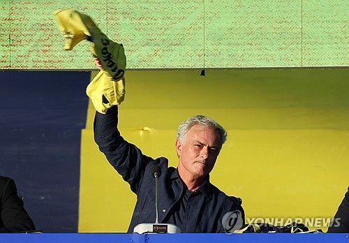 조세 무리뉴가 3일(한국시간) 튀르키예 이스탄불에 있는 쉬크뤼 사라촐루 스타디움에서 페네르바체 감독 취임식을 진행했다.&nbsp;AS로마에서 경질된 지 반년 만에 그는 새로운 직장을 얻었다. 연합뉴스