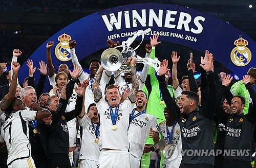 유럽 축구 전문 기자 벤 제이콥스는 3일(한국시간) 자신의 사회관계망서비스(SNS) X(구 트위터)를 통해 음바페가 레알 마드리드 입단을 앞두고 있으며 5년 계약을 할 예정이라고 전했다. 주급 수준은 비니시우스 주니오르, 주드 벨링엄과 비슷하지만, 다른 방법으로 음바페에게 높은 주급을 제공할 예정이다. 이번 시즌 유럽축구연맹 챔피언스리그를 제패한 레알 마드리드는 세계 최고의 크랙형 공격수 음바페를 품으면서 맨체스터 시티와 지구촌 양강 구도를 확실히 구축하게 됐다. 음바페는 지난 2009년 크리스티아누 호날두를 능가하는 입단식을 치를 예정이다. 연합뉴스