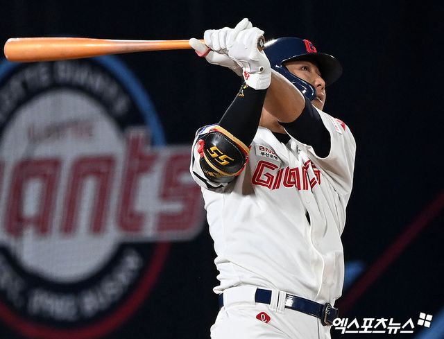 이정훈은 2일 사직구장에서 열릴 '2024 신한 SOL Bank KBO 리그' NC와 주말 3연전 마지막 경기를 앞두고 1군 엔트리에 합류했다. 곧바로 6번 지명타자로 선발 출전한다. 엑스포츠뉴스 DB