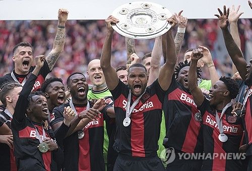 스카이스포츠 독일이 3일(한국시간) 바이에른 뮌헨이 요나단 타와 올여름 이적에 구두 합의를 이미 했다고 전했다.&nbsp;레버쿠젠의 분데스리가 우승 멤버인 타는 새로운 도전을 원하고 있고 김민재와 주전 경쟁 가능성을 열었다. 연합뉴스