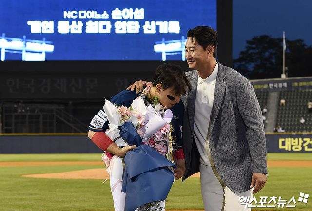 박용택 해설위원(오른쪽)은 20일 잠실구장에서 열린 '2024 신한 SOL Bank KBO 리그' NC와 두산의 주중 3연전 마지막 경기 현장을 방문했다. 그는 이날 자신을 넘어 KBO 리그 역대 최다 안타 신기록을 세운 손아섭에게 진심 어린 축하를 건넸다. 잠실, 박지영 기자