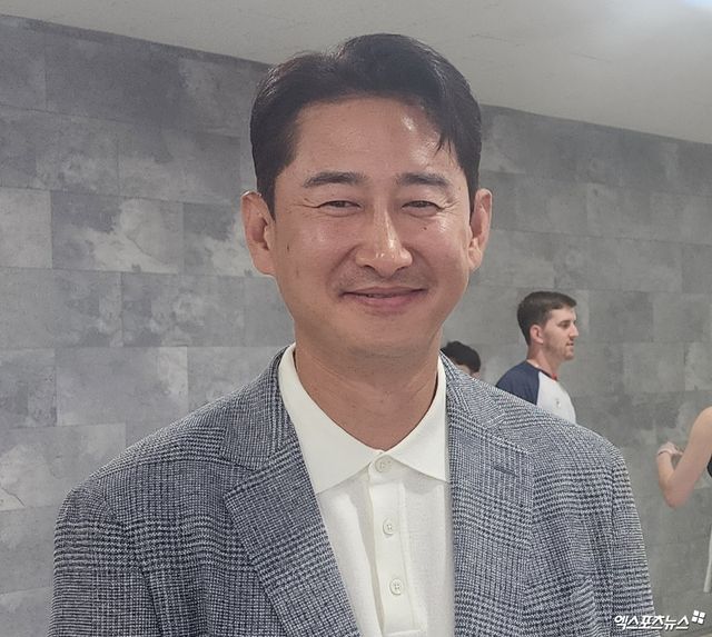 박용택 해설위원은 20일 잠실구장에서 열린 '2024 신한 SOL Bank KBO 리그' NC와 두산의 주중 3연전 마지막 경기 현장을 방문했다. 그는 이날 자신을 넘어 KBO 리그 역대 최다 안타 신기록을 세운 손아섭에게 진심 어린 축하를 건넸다. 잠실, 박정현 기자