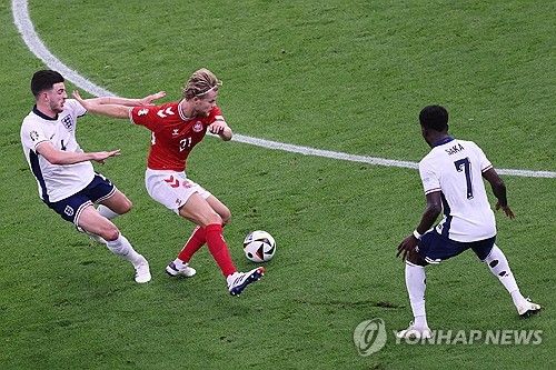 잉글랜드가 21일(한국시간) 독일 프랑크푸르트 암마인에 있는 프랑크푸르트 아레나에서 열린 덴마크와의 유럽축구연맹(UEFA) 유로 2024 C조 2차전에서 1-1로 무승부를 거뒀다.&nbsp; 대회 전, 이번엔 강력한 우승 후보로 불렸던 잉글랜드는 답답한 공격력으로 스스로 16강 조기 진출의 기회를 놓쳤다. 늘 유로에서 다크호스로 불리는 덴마크에게 발목을 잡혔다. 슈팅을 15개나 때리고도 유효슈팅은 단 4개에 그치며 결정력에 아쉬움을 남겼다.&nbsp;연합뉴스