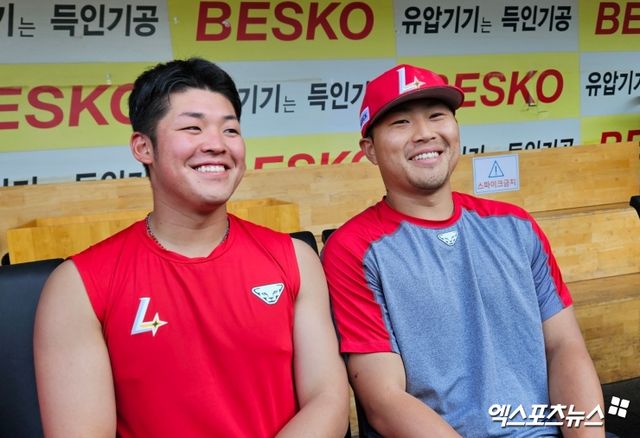 19일 대구삼성라이온즈파크에서 열리는 2024 신한 SOL Bank KBO리그 SSG 랜더스와 삼성 라이온즈의 경기, SSG 시라카와 케이쇼와 한두솔이 경기 전 취재진과 인터뷰에 임하고 있다. 대구, 유준상 기자