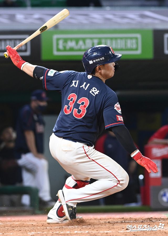 2일 오후 인천 SSG랜더스필드에서 열린 '2021 신한은행 SOL KBO리그' 롯데 자이언츠와 SSG 랜더스의 경기, 10회초 2사 1,3루 롯데 지시완이 1타점 적시타를 날리고 있다. 엑스포츠뉴스 DB