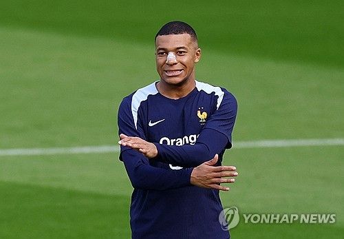 프랑스 간판스타 킬리안 음바페가 18일 유럽축구연맹(UEFA) 2024 유럽축구선수권대회(유로 2024) 오스트리아전에서 코뼈가 골절되는 중상을 입은 가운데, 그가 수술을 하지 않고 마스크를 쓰기로 해서 새 소속팀 레알 마드리드가 속을 태우고 있다. 하루 빨리 수술하고 완치 해야 2024-2025시즌 초반부터 기용할 수 있는데 음바페가 수술을 미루고 유로 2024 전 경기를 뛰기로 해서다. 음바페는 법적으로도 6월30일까지는 PSG 선수여서 레알이 할 수 있는 게 없다. 연합뉴스