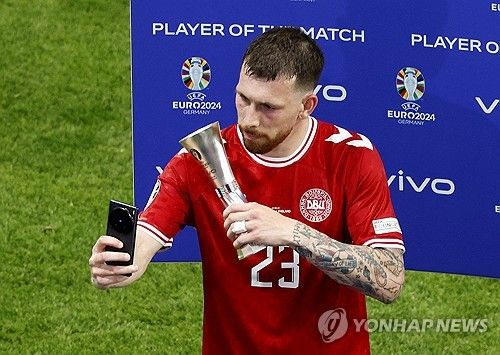 잉글랜드가 21일(한국시간) 독일 프랑크푸르트 암마인에 있는 프랑크푸르트 아레나에서 열린 덴마크와의 유럽축구연맹(UEFA) 유로 2024 C조 2차전에서 1-1로 무승부를 거뒀다.&nbsp; 대회 전, 이번엔 강력한 우승 후보로 불렸던 잉글랜드는 답답한 공격력으로 스스로 16강 조기 진출의 기회를 놓쳤다. 늘 유로에서 다크호스로 불리는 덴마크에게 발목을 잡혔다. 슈팅을 15개나 때리고도 유효슈팅은 단 4개에 그치며 결정력에 아쉬움을 남겼다.&nbsp;연합뉴스