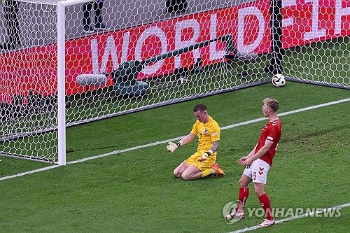 잉글랜드가 21일(한국시간) 독일 프랑크푸르트 암마인에 있는 프랑크푸르트 아레나에서 열린 덴마크와의 유럽축구연맹(UEFA) 유로 2024 C조 2차전에서 1-1로 무승부를 거뒀다.&nbsp; 대회 전, 이번엔 강력한 우승 후보로 불렸던 잉글랜드는 답답한 공격력으로 스스로 16강 조기 진출의 기회를 놓쳤다. 늘 유로에서 다크호스로 불리는 덴마크에게 발목을 잡혔다. 슈팅을 15개나 때리고도 유효슈팅은 단 4개에 그치며 결정력에 아쉬움을 남겼다.&nbsp;연합뉴스