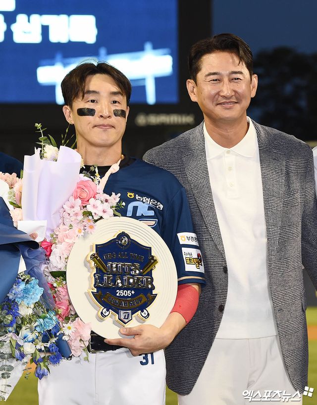 박용택 해설위원(오른쪽)은 20일 잠실구장에서 열린 '2024 신한 SOL Bank KBO 리그' NC와 두산의 주중 3연전 마지막 경기 현장을 방문했다. 그는 이날 자신을 넘어 KBO 리그 역대 최다 안타 신기록을 세운 손아섭에게 진심 어린 축하를 건넸다. 잠실, 박지영 기자