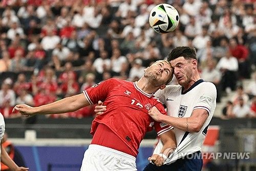 잉글랜드가 21일(한국시간) 독일 프랑크푸르트 암마인에 있는 프랑크푸르트 아레나에서 열린 덴마크와의 유럽축구연맹(UEFA) 유로 2024 C조 2차전에서 1-1로 무승부를 거뒀다.&nbsp; 대회 전, 이번엔 강력한 우승 후보로 불렸던 잉글랜드는 답답한 공격력으로 스스로 16강 조기 진출의 기회를 놓쳤다. 늘 유로에서 다크호스로 불리는 덴마크에게 발목을 잡혔다. 슈팅을 15개나 때리고도 유효슈팅은 단 4개에 그치며 결정력에 아쉬움을 남겼다.&nbsp;연합뉴스