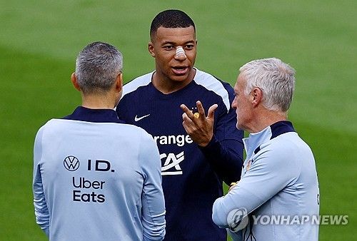 프랑스 간판스타 킬리안 음바페가 18일 유럽축구연맹(UEFA) 2024 유럽축구선수권대회(유로 2024) 오스트리아전에서 코뼈가 골절되는 중상을 입은 가운데, 그가 수술을 하지 않고 마스크를 쓰기로 해서 새 소속팀 레알 마드리드가 속을 태우고 있다. 하루 빨리 수술하고 완치 해야 2024-2025시즌 초반부터 기용할 수 있는데 음바페가 수술을 미루고 유로 2024 전 경기를 뛰기로 해서다. 음바페는 법적으로도 6월30일까지는 PSG 선수여서 레알이 할 수 있는 게 없다. 연합뉴스