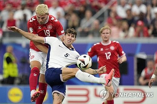 잉글랜드가 21일(한국시간) 독일 프랑크푸르트 암마인에 있는 프랑크푸르트 아레나에서 열린 덴마크와의 유럽축구연맹(UEFA) 유로 2024 C조 2차전에서 1-1로 무승부를 거뒀다.&nbsp; 대회 전, 이번엔 강력한 우승 후보로 불렸던 잉글랜드는 답답한 공격력으로 스스로 16강 조기 진출의 기회를 놓쳤다. 늘 유로에서 다크호스로 불리는 덴마크에게 발목을 잡혔다. 슈팅을 15개나 때리고도 유효슈팅은 단 4개에 그치며 결정력에 아쉬움을 남겼다.&nbsp;연합뉴스