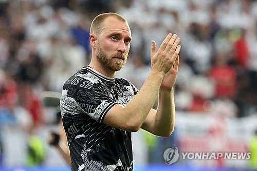 잉글랜드가 21일(한국시간) 독일 프랑크푸르트 암마인에 있는 프랑크푸르트 아레나에서 열린 덴마크와의 유럽축구연맹(UEFA) 유로 2024 C조 2차전에서 1-1로 무승부를 거뒀다.&nbsp; 대회 전, 이번엔 강력한 우승 후보로 불렸던 잉글랜드는 답답한 공격력으로 스스로 16강 조기 진출의 기회를 놓쳤다. 늘 유로에서 다크호스로 불리는 덴마크에게 발목을 잡혔다. 슈팅을 15개나 때리고도 유효슈팅은 단 4개에 그치며 결정력에 아쉬움을 남겼다.&nbsp;연합뉴스