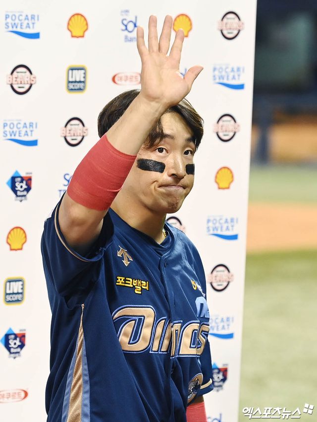 NC 외야수 손아섭은 20일 잠실구장에서 열린 '2024 신한 SOL Bank KBO 리그' 두산 베어스와 주중 3연전 마지막 경기에서 2번 지명타자로 선발 출전했다. 이날 세 번째 타석에서 KBO 리그 역대 최다 안타 신기록인 2505안타를 기록했다. 잠실, 박지영 기자