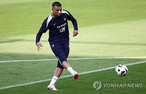 프랑스 간판스타 킬리안 음바페가 18일 유럽축구연맹(UEFA) 2024 유럽축구선수권대회(유로 2024) 오스트리아전에서 코뼈가 골절되는 중상을 입은 가운데, 그가 수술을 하지 않고 마스크를 쓰기로 해서 새 소속팀 레알 마드리드가 속을 태우고 있다. 하루 빨리 수술하고 완치 해야 2024-2025시즌 초반부터 기용할 수 있는데 음바페가 수술을 미루고 유로 2024 전 경기를 뛰기로 해서다. 음바페는 법적으로도 6월30일까지는 PSG 선수여서 레알이 할 수 있는 게 없다. 연합뉴스