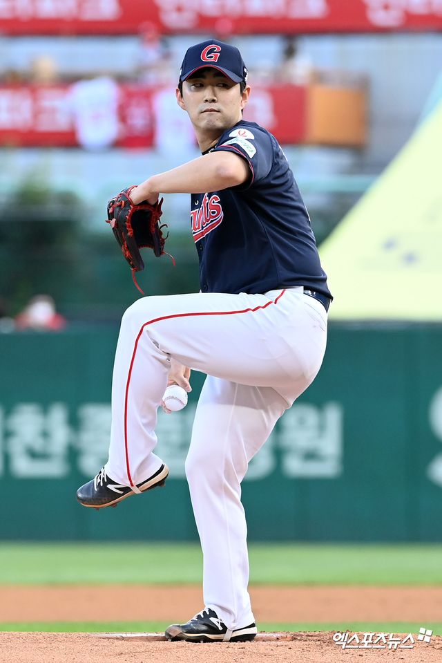 2일 오후 인천 SSG랜더스필드에서 열린 '2021 신한은행 SOL KBO리그' 롯데 자이언츠와 SSG 랜더스의 경기, 1회말 롯데 선발투수 최영환이 공을 힘차게 던지고 있다. 엑스포츠뉴스 DB