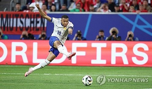 프랑스 간판스타 킬리안 음바페가 18일 유럽축구연맹(UEFA) 2024 유럽축구선수권대회(유로 2024) 오스트리아전에서 코뼈가 골절되는 중상을 입은 가운데, 그가 수술을 하지 않고 마스크를 쓰기로 해서 새 소속팀 레알 마드리드가 속을 태우고 있다. 하루 빨리 수술하고 완치 해야 2024-2025시즌 초반부터 기용할 수 있는데 음바페가 수술을 미루고 유로 2024 전 경기를 뛰기로 해서다. 음바페는 법적으로도 6월30일까지는 PSG 선수여서 레알이 할 수 있는 게 없다. 연합뉴스