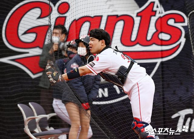 26일 오후 부산 사직야구장에서 열린 '2021 신한은행 SOL KBO리그' LG 트윈스와 롯데 자이언츠의 경기, 1회초 1사 롯데 지시완이 파울 타구를 쫓아가고 있다. 엑스포츠뉴스 DB