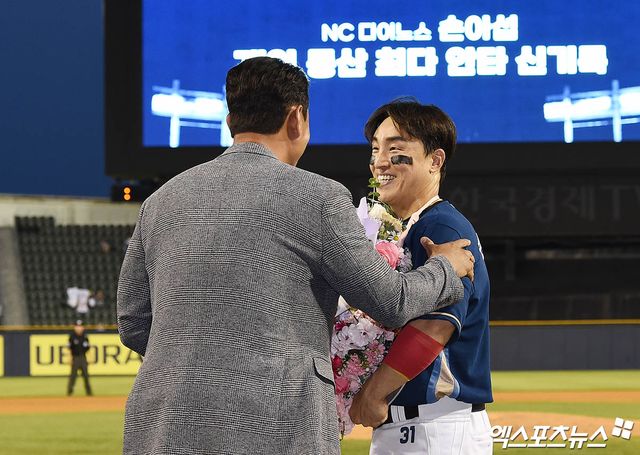 박용택 해설위원(왼쪽)은 20일 잠실구장에서 열린 '2024 신한 SOL Bank KBO 리그' NC와 두산의 주중 3연전 마지막 경기 현장을 방문했다. 그는 이날 자신을 넘어 KBO 리그 역대 최다 안타 신기록을 세운 손아섭에게 진심 어린 축하를 건넸다. 잠실, 박지영 기자