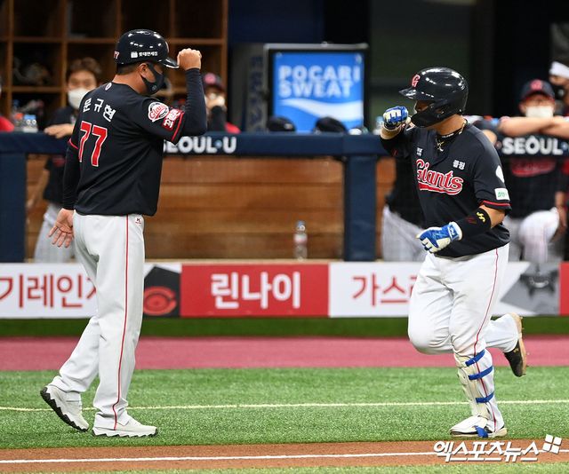 1일 오후 서울 구로구 고척스카이돔에서 열린 '2021 신한은행 SOL KBO리그' 롯데 자이언츠와 키움 히어로즈의 경기, 3회초 롯데 지시완이 솔로 홈런을 날린 후 그라운드를 돌고 있다. 엑스포츠뉴스 DB