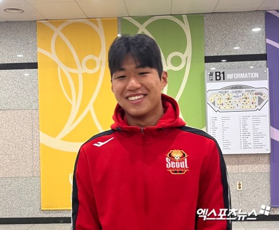 강주혁이 19일 서울월드컵경기장에서 열린 사울과 강원의 2024 하나은행 코리아컵 16강전 후 인터뷰에서 양민혁의 활약에 마음이 활활 타올랐다고 말했다.&nbsp; 서울은 이날 열린 대회 16강전 맞대결에서 승부차기까지 이어진 혈투 끝에 강원을 제압하고 8강에 진출했다.&nbsp;서울월드컵경기장, 김정현 기자