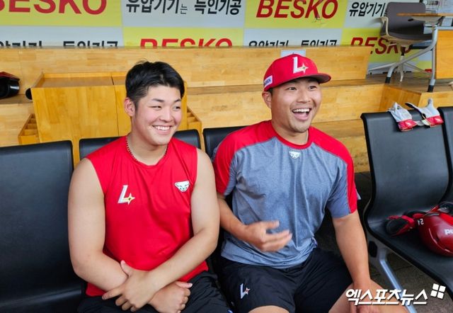 19일 대구삼성라이온즈파크에서 열리는 2024 신한 SOL Bank KBO리그 SSG 랜더스와 삼성 라이온즈의 경기, SSG 시라카와 케이쇼와 한두솔이 경기 전 취재진과 인터뷰에 임하고 있다. 대구, 유준상 기자