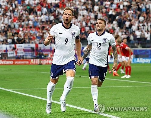 잉글랜드가 21일(한국시간) 독일 프랑크푸르트 암마인에 있는 프랑크푸르트 아레나에서 열린 덴마크와의 유럽축구연맹(UEFA) 유로 2024 C조 2차전에서 1-1로 무승부를 거뒀다.&nbsp; 대회 전, 이번엔 강력한 우승 후보로 불렸던 잉글랜드는 답답한 공격력으로 스스로 16강 조기 진출의 기회를 놓쳤다. 늘 유로에서 다크호스로 불리는 덴마크에게 발목을 잡혔다. 슈팅을 15개나 때리고도 유효슈팅은 단 4개에 그치며 결정력에 아쉬움을 남겼다.&nbsp;연합뉴스