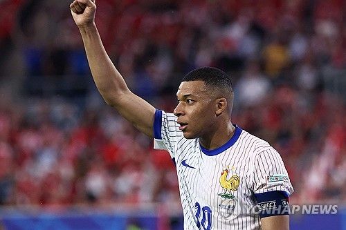 프랑스 간판스타 킬리안 음바페가 18일 유럽축구연맹(UEFA) 2024 유럽축구선수권대회(유로 2024) 오스트리아전에서 코뼈가 골절되는 중상을 입은 가운데, 그가 수술을 하지 않고 마스크를 쓰기로 해서 새 소속팀 레알 마드리드가 속을 태우고 있다. 하루 빨리 수술하고 완치 해야 2024-2025시즌 초반부터 기용할 수 있는데 음바페가 수술을 미루고 유로 2024 전 경기를 뛰기로 해서다. 음바페는 법적으로도 6월30일까지는 PSG 선수여서 레알이 할 수 있는 게 없다. 연합뉴스