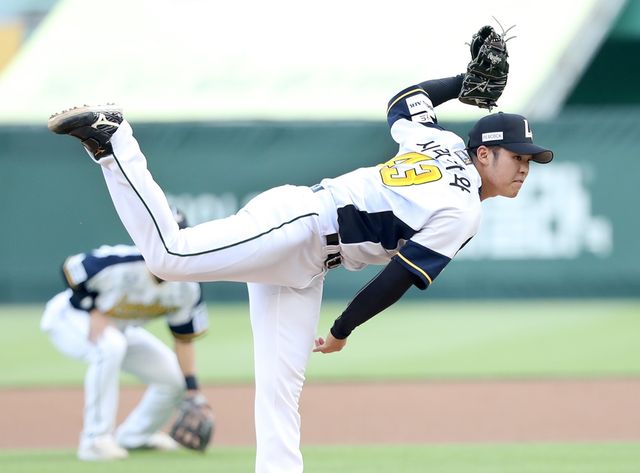 SSG 투수 시라카와는 21일 인천 SSG랜더스필드에서 열린 '2024 신한 SOL Bank KBO 리그' NC와 주말 3연전 첫 경기에 선발 등판했다. 이날 6⅓이닝 2실점으로 호투했지만, 팀의 2-3 패배로 시즌 2패(2승)을 떠안았다. SSG 랜더스