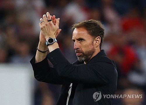 잉글랜드가 21일(한국시간) 독일 프랑크푸르트 암마인에 있는 프랑크푸르트 아레나에서 열린 덴마크와의 유럽축구연맹(UEFA) 유로 2024 C조 2차전에서 1-1로 무승부를 거뒀다. 프리미어리그 22골 11도움으로 에당 아자르에 이어 20골-10도움을 기록한 최초의 선수가 된 콜 팔머는 두 경기 연속 벤치를 지키며 가레스 사우스게이트 감독과 불화의 기류가 감지됐다. 연합뉴스