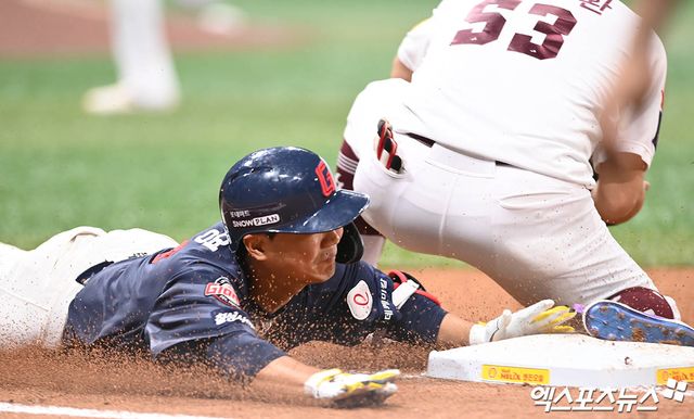 롯데 자이언츠 내야수 손호영이 6월 21일 서울 고척스카이돔에서 열린 2024 신한 SOL KBO리그 키움 히어로즈와의 팀 간 10차전에 3번 지명타자로 선발출전해 3타수 무안타 1타점 1볼넷을 기록했다. 8회초 4번째 타석에서 내야 땅볼을 친 뒤 헤드 퍼스트 슬라이딩까지 시도했지만 안타 생산에 실패하면서 연속 경기 안타 행진이 30게임에서 멈췄다. 사진 박지영 기자