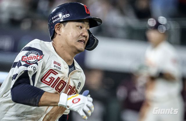 롯데 자이언츠 내야수 손호영. 6월 20일 수원 KT 위즈전 9회초 마지막 타석 솔로 홈런으로 30경기 연속 안타 행진을 이어갔다. 사진 롯데 자이언츠