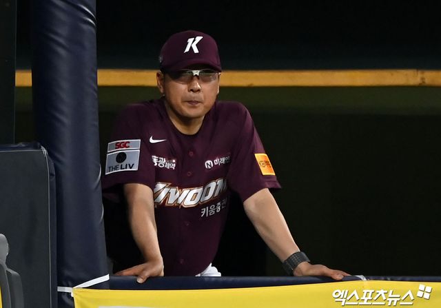 홍원기 키움 히어로즈 감독. 현역 시절 두산 베어스 소속으로 1999년 6월 10일 마산 롯데 자이언츠전에서 박정태의 32경기 연속 안타 행진을 저지하는 호수비를 선보였던 바 있다. 사진 엑스포츠뉴스 DB