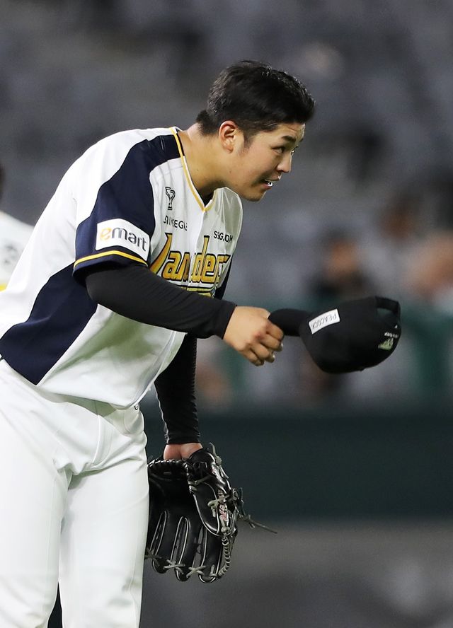 SSG 투수 시라카와는 21일 인천 SSG랜더스필드에서 열린 '2024 신한 SOL Bank KBO 리그' NC와 주말 3연전 첫 경기에 선발 등판했다. 이날 6⅓이닝 2실점으로 호투했지만, 팀의 2-3 패배로 시즌 2패(2승)을 떠안았다. SSG 랜더스