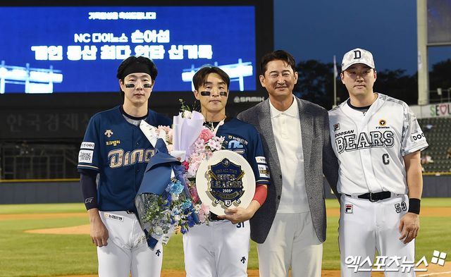NC 외야수 손아섭(왼쪽 두 번째)은 20일 잠실구장에서 열린 '2024 신한 SOL Bank KBO 리그' 두산과 주중 3연전 마지막 경기에서 2번 지명타자로 선발 출전했다. 이날 세 번째 타석에서 KBO 리그 역대 최다 안타 신기록인 2505안타를 기록했다. 잠실, 박지영 기자