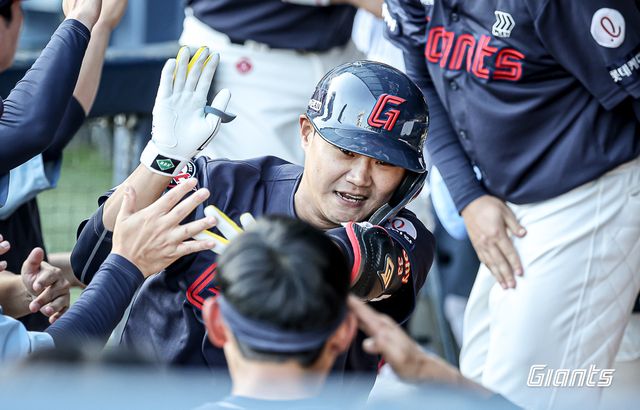 롯데 자이언츠 내야수 손호영. 6월 20일 수원 KT 위즈전 9회초 마지막 타석 솔로 홈런으로 30경기 연속 안타 행진을 이어갔다. 사진 롯데 자이언츠