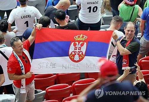 AP통신이 지난 21일(한국시간) 세르비아 축구협회가 현재 참가 중인 유로 2024 대회를 자진 포기할 수 있다고 보도했다.&nbsp; 문제가 된 상황은 지난 19일 독일 함부르크에 있는 폭스바겐슈타디온에서 열린 크로아티아와 알바니아의 B조 2차전 직후 발생했다.&nbsp; 양 팀의 경기는 2-2로 종료됐고 경기 종료 후 양 국가 팬들이 세르비아인들은 죽어라.라는 구호를 계속해서 외친 것으로 전해졌다.&nbsp;연합뉴스