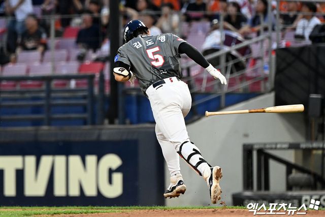 KIA 타이거즈 타자 김도영이 21일 광주 기아챔피언스필드에서 열린 한화 이글스와의 홈 경기에서 4회 투런포를 때린 뒤 주루하고 있다. 이날 KIA는 8-3으로 이겨 2연승을 달리고 2위 삼성과의 승차를 3경기로 벌렸다. 광주, 김한준 기자