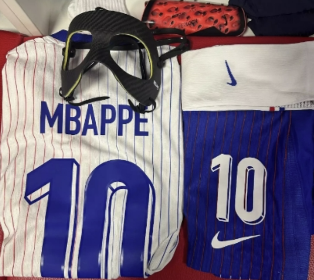 프랑스 축구를 대표하는 슈퍼스타 킬리안 음바페가 22일 가면과 함께 정돈된 유니폼 사진을 찍어 자신의 SNS에 게재하면서 경기에 나설 준비가 됐다는 점을 드러냈다. 프랑스는 22일 독일 라이프치히에 위치한 라이프치히 스타디움에서 열린 네덜란드와의 유럽축구연맹(UEFA) 2024 유럽축구선수권대회(유로2024)에서 득점 없이 0-0으로 비겼다. 1차전 오스트리아와의 대결에서 코뼈 골절 부상을 당해 네덜란드전에서 결장한 음바페의 공백이 크게 느껴진 경기였다. 음바페는 마스크를 쓰고 이르면 3차전 폴란드전부터 나선다. 음바페 SNS