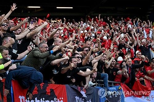 AP통신이 지난 21일(한국시간) 세르비아 축구협회가 현재 참가 중인 유로 2024 대회를 자진 포기할 수 있다고 보도했다.&nbsp; 문제가 된 상황은 지난 19일 독일 함부르크에 있는 폭스바겐슈타디온에서 열린 크로아티아와 알바니아의 B조 2차전 직후 발생했다.&nbsp; 양 팀의 경기는 2-2로 종료됐고 경기 종료 후 양 국가 팬들이 세르비아인들은 죽어라.라는 구호를 계속해서 외친 것으로 전해졌다.&nbsp;연합뉴스