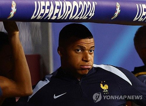 프랑스 축구를 대표하는 슈퍼스타 킬리안 음바페가 22일 가면과 함께 정돈된 유니폼 사진을 찍어 자신의 SNS에 게재하면서 경기에 나설 준비가 됐다는 점을 드러냈다. 프랑스는 22일 독일 라이프치히에 위치한 라이프치히 스타디움에서 열린 네덜란드와의 유럽축구연맹(UEFA) 2024 유럽축구선수권대회(유로2024)에서 득점 없이 0-0으로 비겼다. 1차전 오스트리아와의 대결에서 코뼈 골절 부상을 당해 네덜란드전에서 결장한 음바페의 공백이 크게 느껴진 경기였다. 음바페는 마스크를 쓰고 이르면 3차전 폴란드전부터 나선다. 연합뉴스